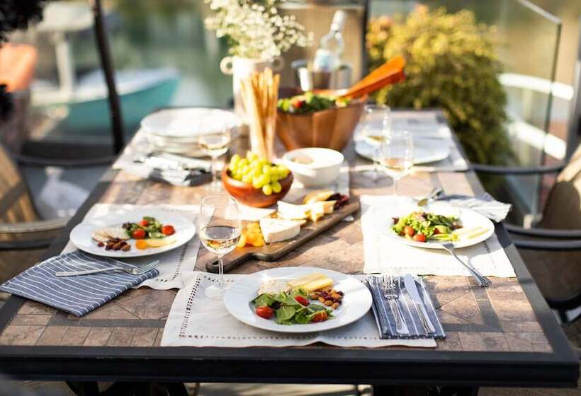 Bay Breeze By Avantstay Bayfront Home W/ Fire Pit & Private Dock In Balboa Peninsula