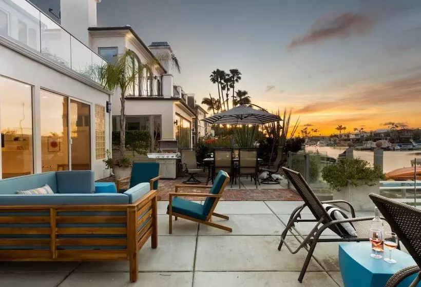 Bay Breeze By Avantstay Bayfront Home W/ Fire Pit & Private Dock In Balboa Peninsula