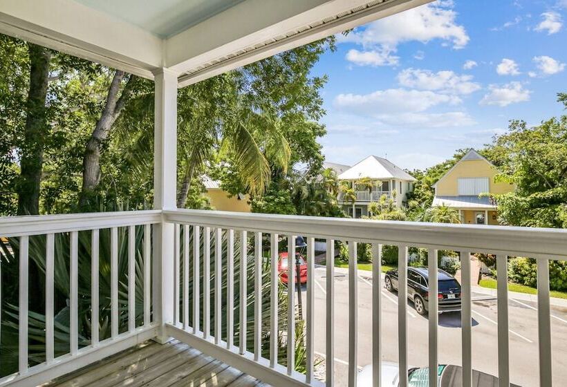 Cottage By The Pool By Avantstay W/ Balcony, Bbq & Shared Pool! Month Long Stays Only