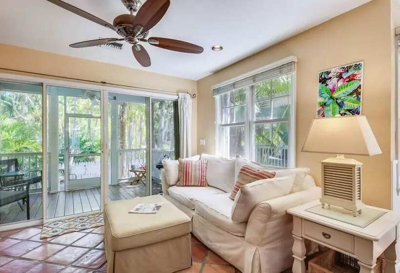 Cottage By The Pool By Avantstay W/ Balcony, Bbq & Shared Pool! Month Long Stays Only