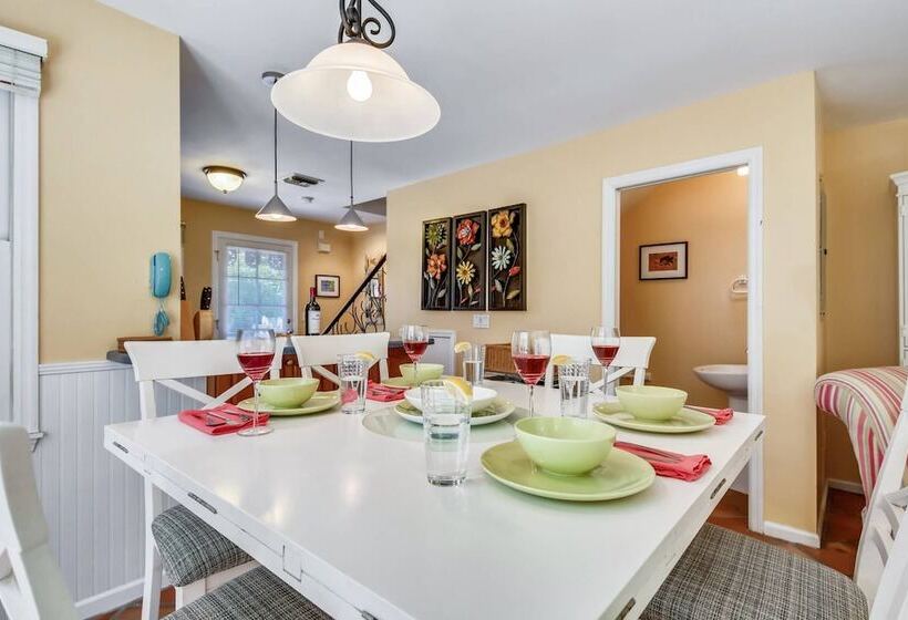 Cottage By The Pool By Avantstay W/ Balcony, Bbq & Shared Pool! Month Long Stays Only