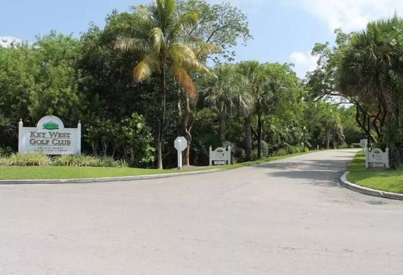 Cottage By The Pool By Avantstay W/ Balcony, Bbq & Shared Pool! Month Long Stays Only