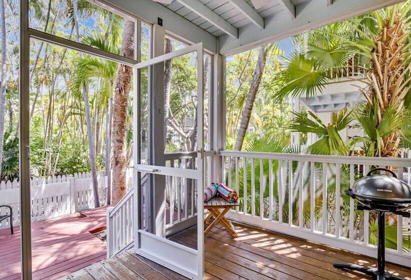 Cottage By The Pool By Avantstay W/ Balcony, Bbq & Shared Pool! Month Long Stays Only