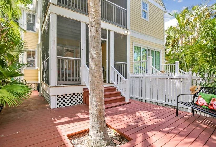 Cottage By The Pool By Avantstay W/ Balcony, Bbq & Shared Pool! Month Long Stays Only