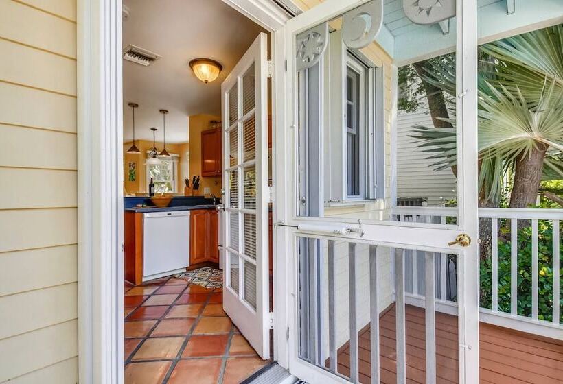 Cottage By The Pool By Avantstay W/ Balcony, Bbq & Shared Pool! Month Long Stays Only