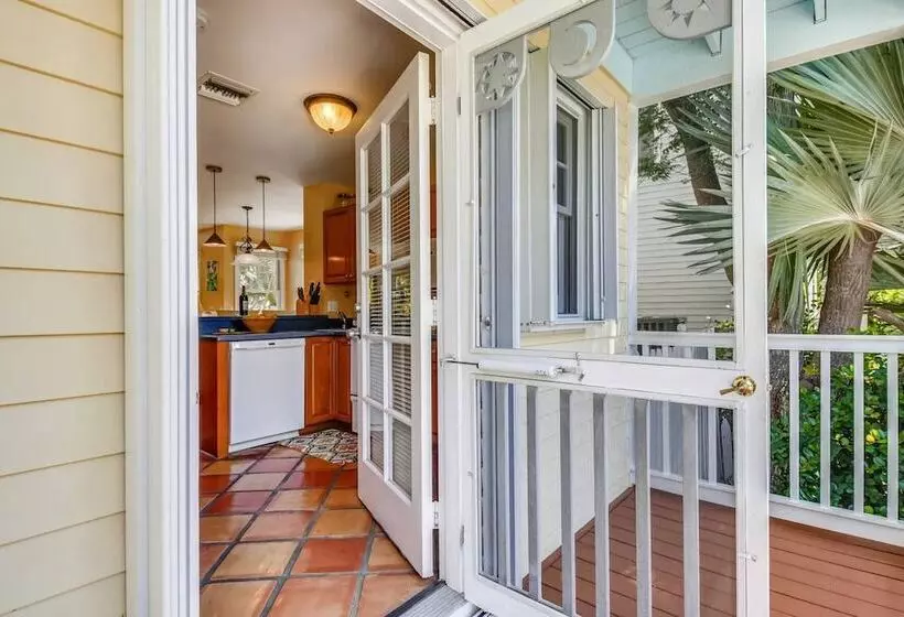 Cottage By The Pool By Avantstay W/ Balcony, Bbq & Shared Pool! Month Long Stays Only