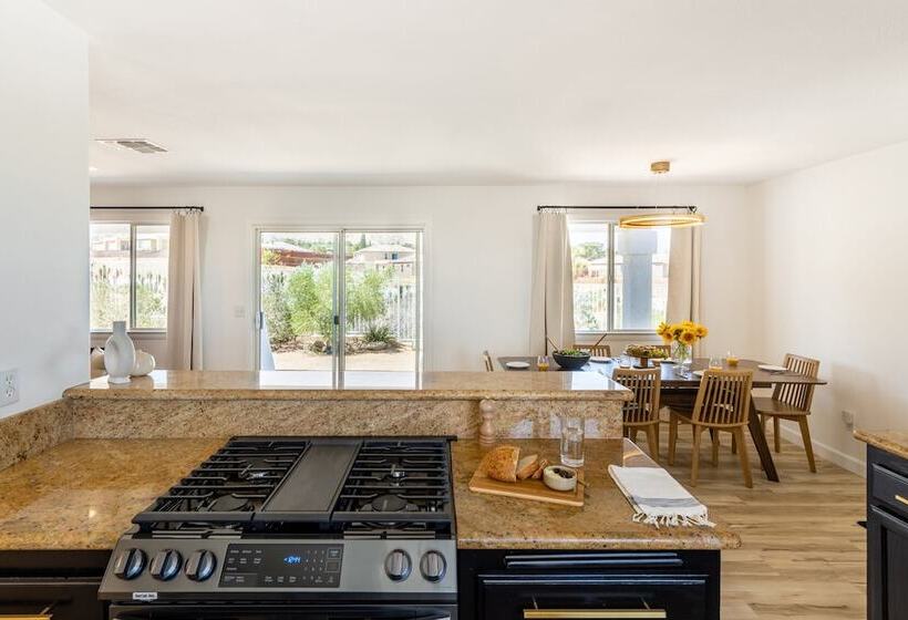 Desert View By Avantstay20mins From Joshua Tree! W/ Container Pool!