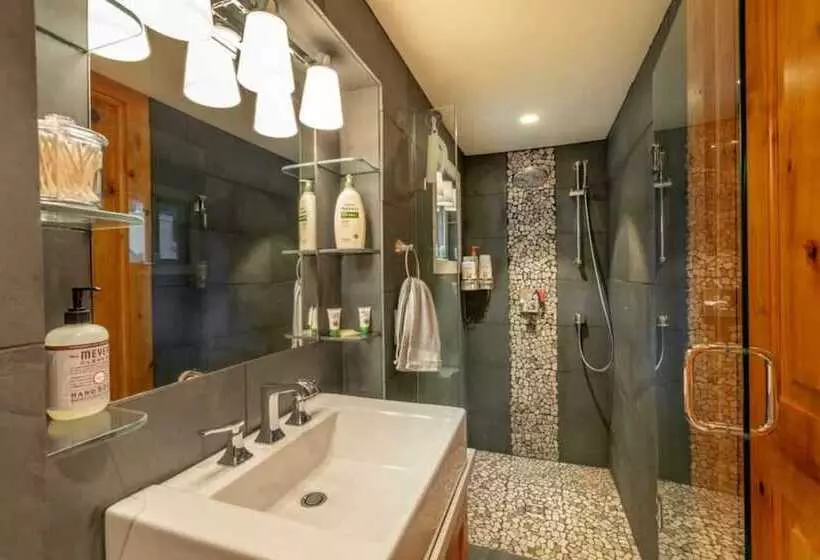 Henderson By Avantstay Lake View! Walk To Beach, Garwoods & More!