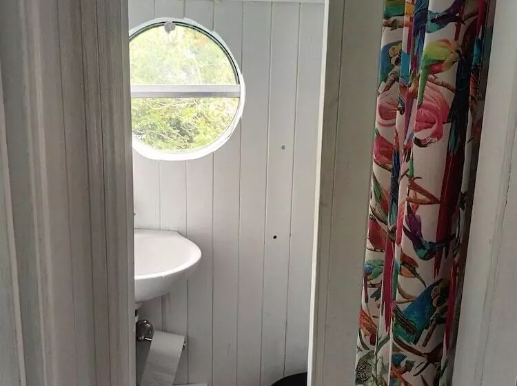 Hotelli Converted French Bus With Stunning Views