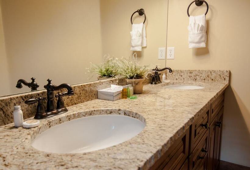 Norfolk Retreat By Avantstay Luxurious Mountain Home W/ Hot Tub