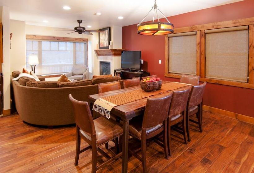 Norfolk Retreat By Avantstay Luxurious Mountain Home W/ Hot Tub