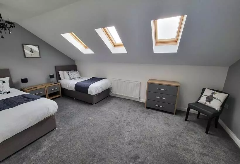 Residenssi Immaculate 7 Bed House In Ashton Under Lyne, Ol7