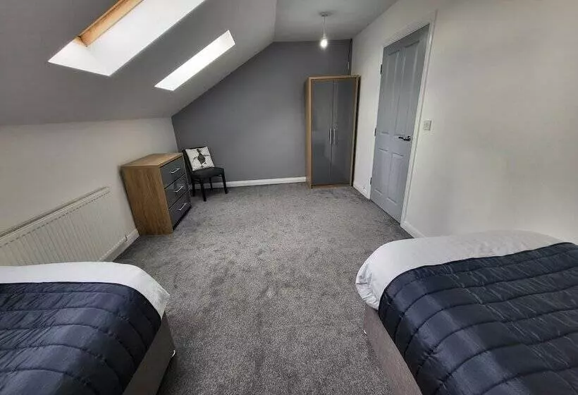 Residenssi Immaculate 7 Bed House In Ashton Under Lyne, Ol7