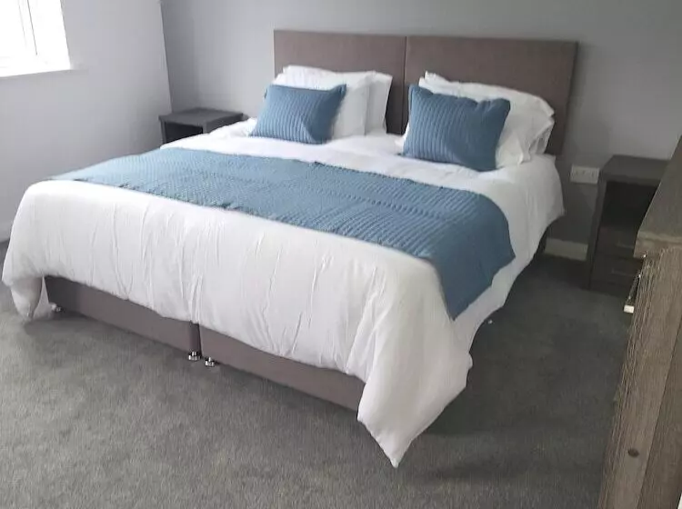 Residenssi Immaculate 7 Bed House In Ashton Under Lyne, Ol7