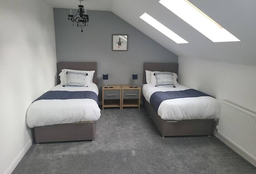 레지던스 Immaculate 7 Bed House In Ashton Under Lyne, Ol7