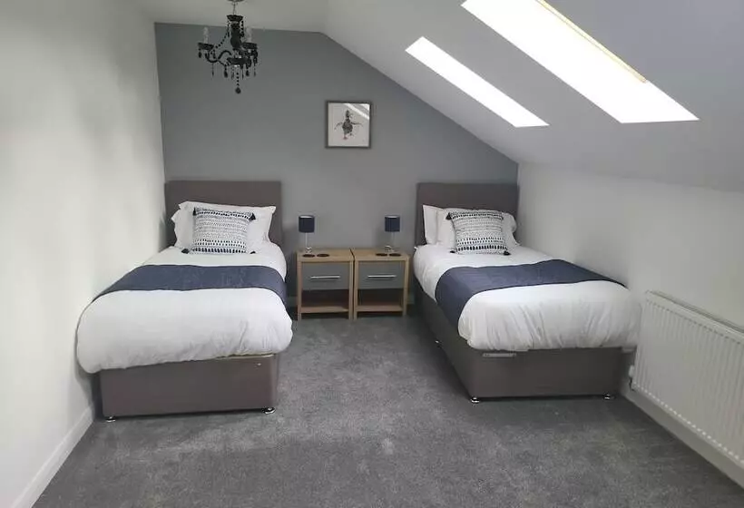 Residenssi Immaculate 7 Bed House In Ashton Under Lyne, Ol7