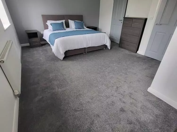 Residenssi Immaculate 7 Bed House In Ashton Under Lyne, Ol7