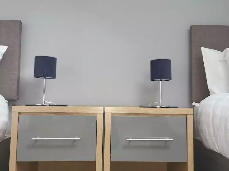 Residenssi Immaculate 7 Bed House In Ashton Under Lyne, Ol7