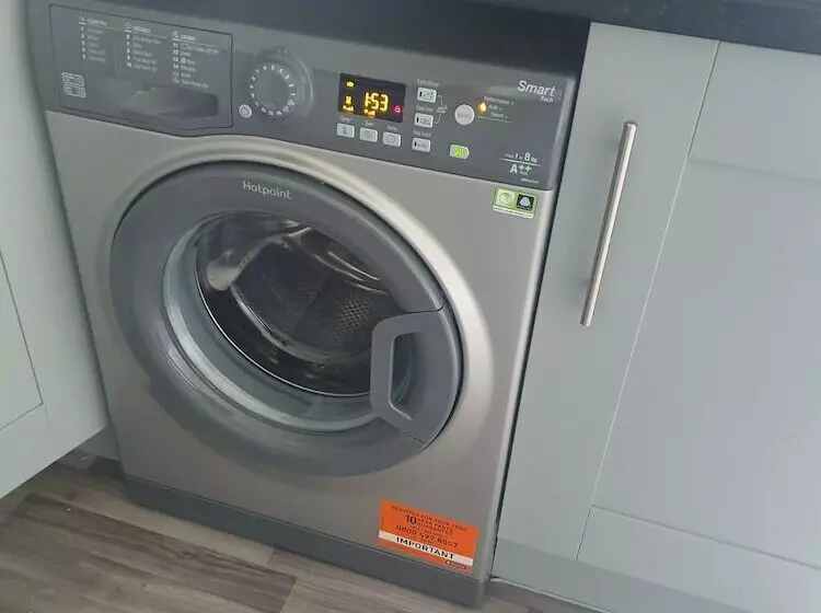 Residenssi Immaculate 7 Bed House In Ashton Under Lyne, Ol7