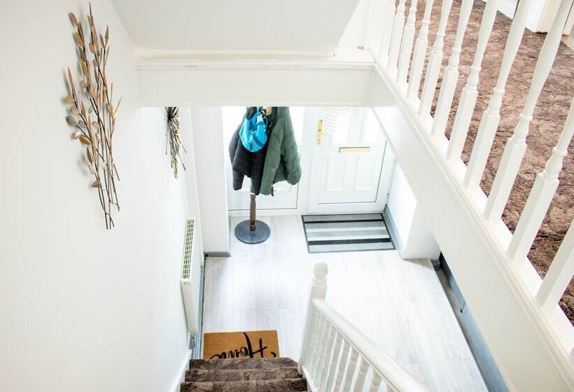 住所  Spacious 5 Bed House! Tilbury! Free Parking!