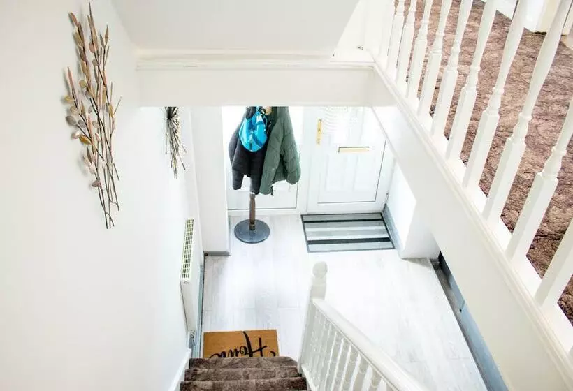 Residenssi Spacious 5 Bed House! Tilbury! Free Parking!