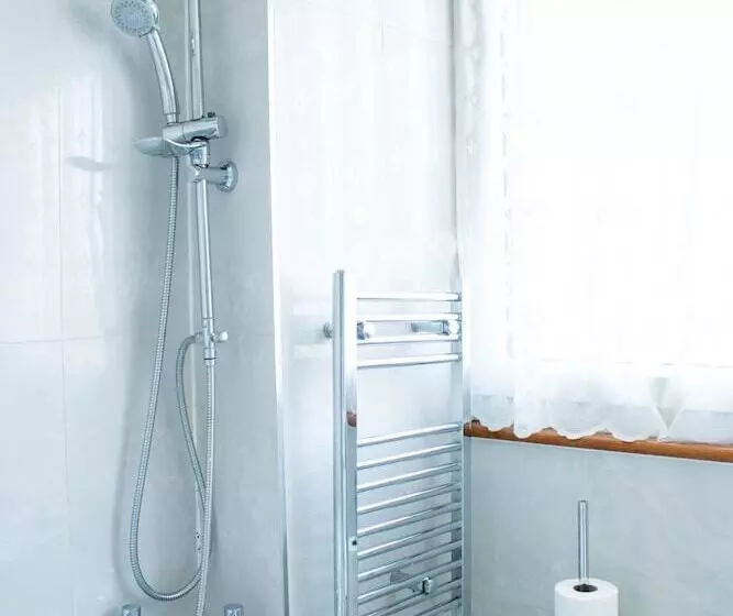 Residenssi Spacious 5 Bed House! Tilbury! Free Parking!