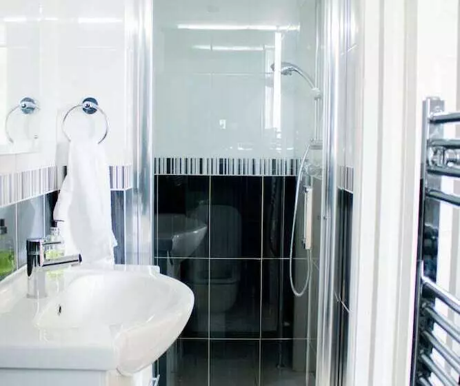 Residenssi Spacious 5 Bed House! Tilbury! Free Parking!