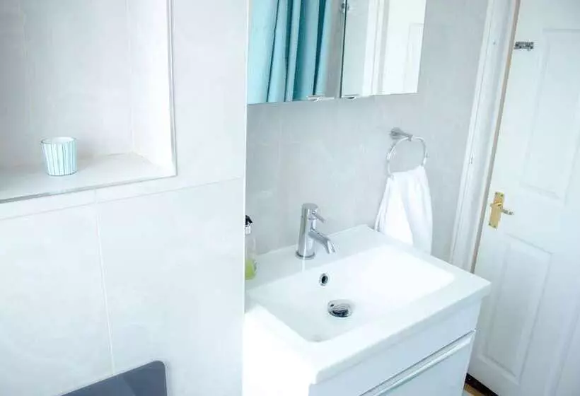 Residenssi Spacious 5 Bed House! Tilbury! Free Parking!