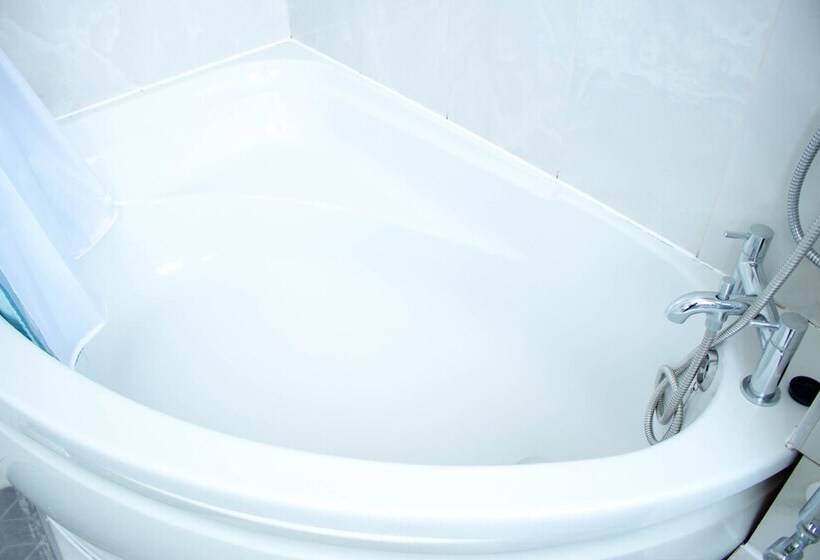 住所  Spacious 5 Bed House! Tilbury! Free Parking!