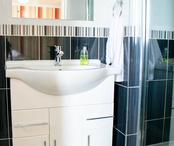 住所  Spacious 5 Bed House! Tilbury! Free Parking!