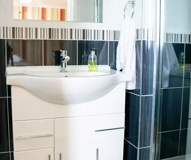 Residenssi Spacious 5 Bed House! Tilbury! Free Parking!