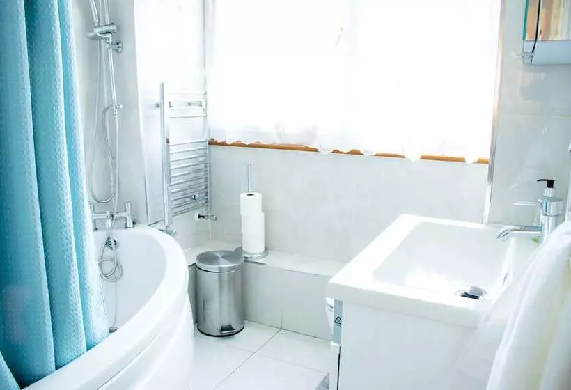 Residenssi Spacious 5 Bed House! Tilbury! Free Parking!