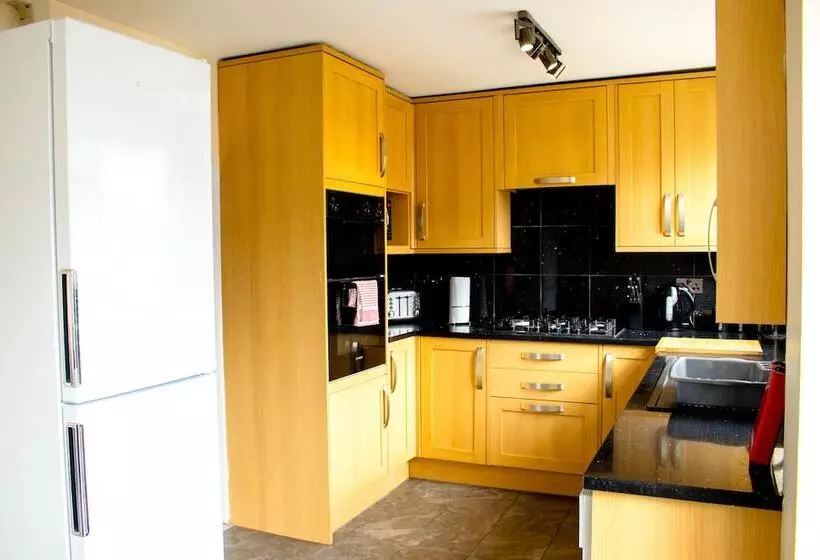 Residenssi Spacious 5 Bed House! Tilbury! Free Parking!