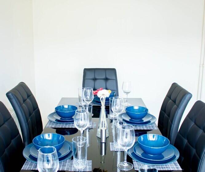 住所  Spacious 5 Bed House! Tilbury! Free Parking!