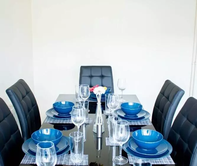 Residenssi Spacious 5 Bed House! Tilbury! Free Parking!