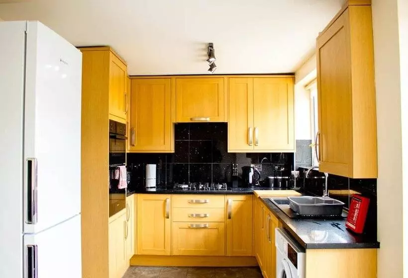 Residenssi Spacious 5 Bed House! Tilbury! Free Parking!