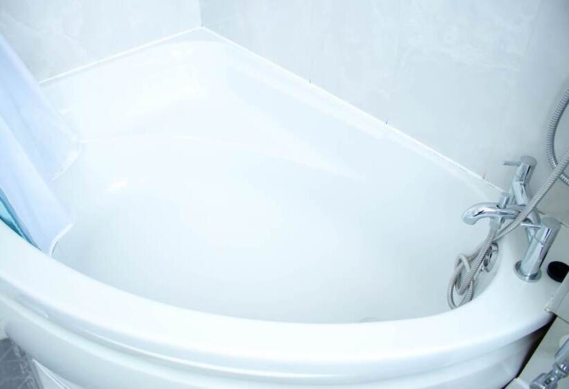 住所  Spacious 5 Bed House! Tilbury! Free Parking!