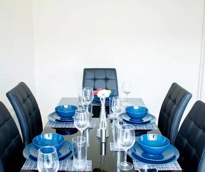 Residenssi Spacious 5 Bed House! Tilbury! Free Parking!