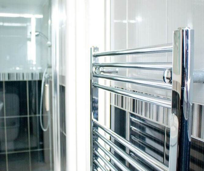 住所  Spacious 5 Bed House! Tilbury! Free Parking!