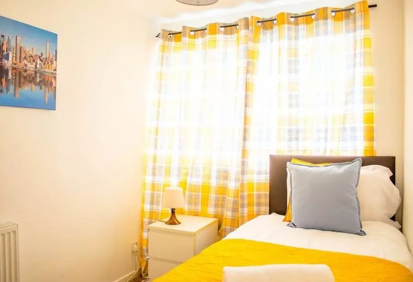 Residenssi Spacious 5 Bed House! Tilbury! Free Parking!