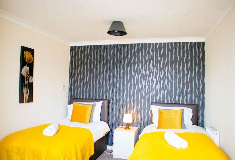 住所  Spacious 5 Bed House! Tilbury! Free Parking!