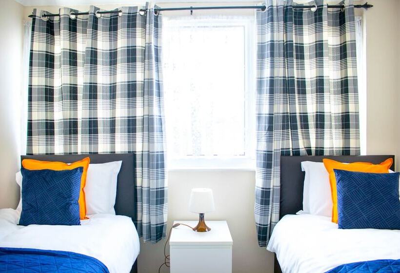 住所  Spacious 5 Bed House! Tilbury! Free Parking!