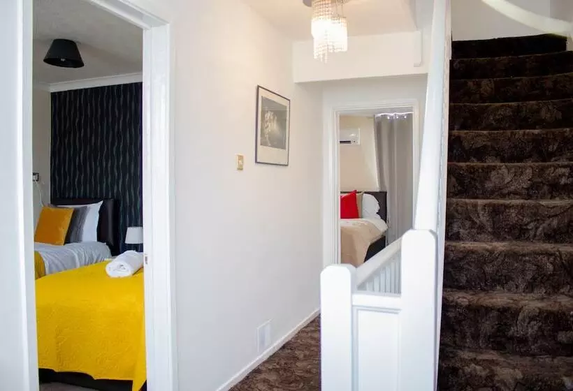 Residenssi Spacious 5 Bed House! Tilbury! Free Parking!