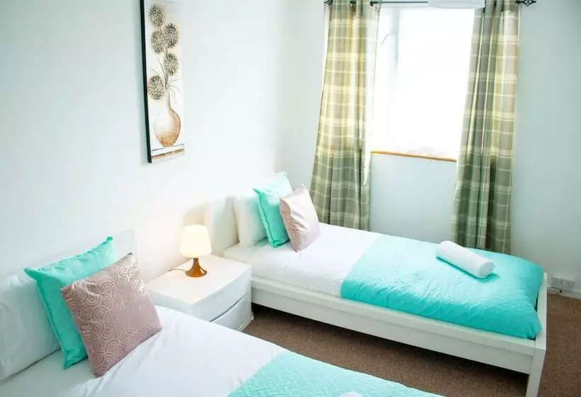 Residenssi Spacious 5 Bed House! Tilbury! Free Parking!