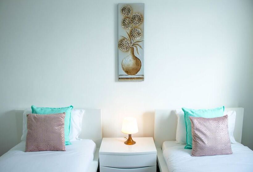 住所  Spacious 5 Bed House! Tilbury! Free Parking!