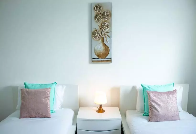 Residenssi Spacious 5 Bed House! Tilbury! Free Parking!