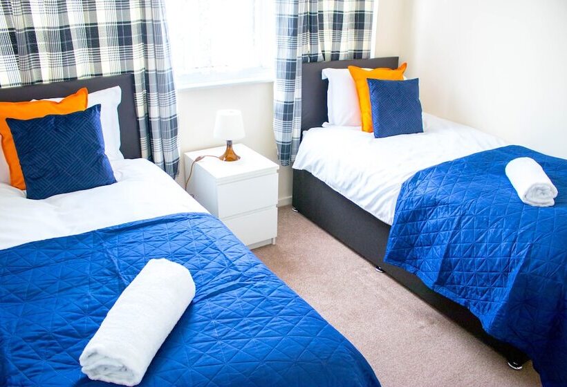 住所  Spacious 5 Bed House! Tilbury! Free Parking!