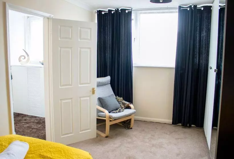 Residenssi Spacious 5 Bed House! Tilbury! Free Parking!