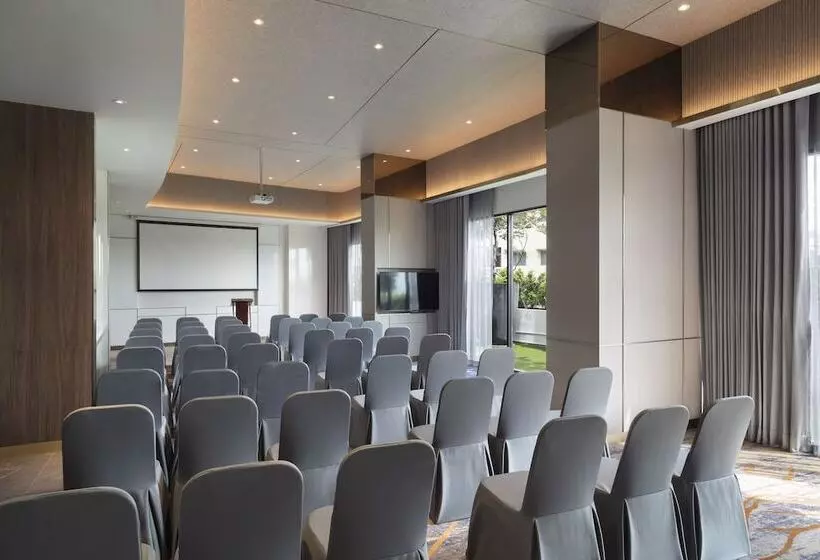 هتل Oakwood Suites Tiwanon Bangkok