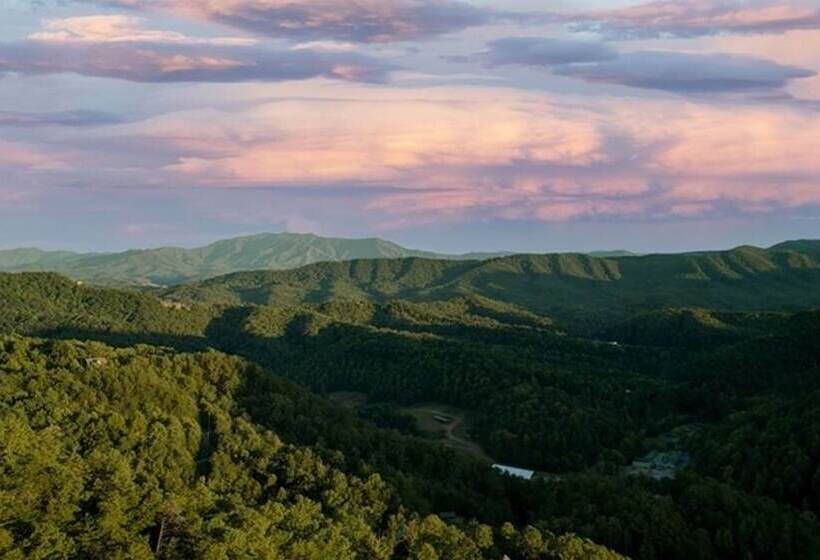 Bear Hugs 5 Bedrooms, 5.5 Baths, Sleeps 20 5 Cabin By Redawning